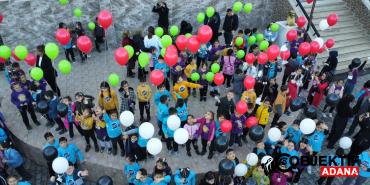 Adana039da-ilkokul-ogrencileri-Filistinli-cocuklar-icin-gokyuzune-balon-birakti.jpg