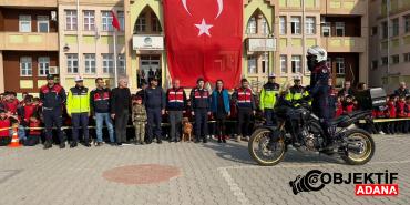 Kozan-ilcesinde-jandarma-ekipleri-ogrencilerle-bir-araya-geldi.jpg
