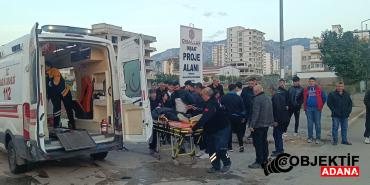 Kozan-ilcesinde-minibusle-carpisan-elektrikli-motosikletin-surucusu-yaralandi.jpg