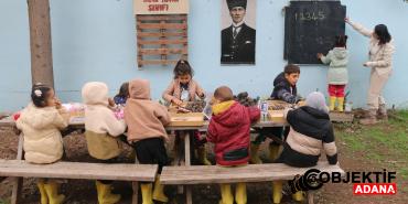 Okulun-atil-bahcesini-acik-hava-sinifina-donusturup-cocuklara-dogayi-sevdirdi.jpg