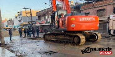 Adana039da-su-borusunun-patladigi-caddede-cukur-olustu.jpg
