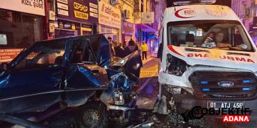Adana039da-ambulans-park-halindeki-otomobile-carpti.jpg