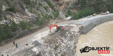 Adana039da-heyelan-nedeniyle-trafige-kapatilan-yolda-calismalar-suruyor.jpg