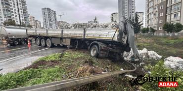 Adana039da-kontrolden-cikan-tir-sarampole-devrildi.jpg