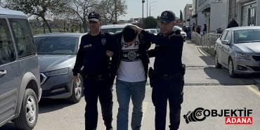 Adana039da-hareket-halindeki-otomobilin-direksiyonunu-ayagiyla-kontrol-eden-surucu-yakalandi.jpg