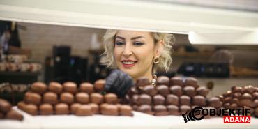 Devlet-destegiyle-kurdugu-imalathanede-hemcinsleriyle-cikolata-uretiyor.jpg