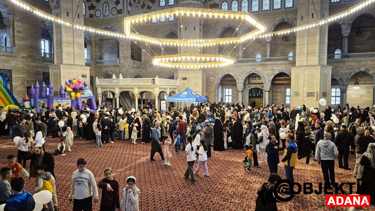 Adana039da-cocuklar-ve-aileleri-camide-duzenlenen-senlikte-agirlandi.jpg