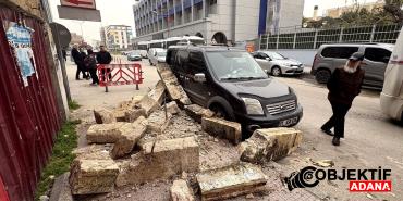 Adana039da-yikilan-bahce-duvari-park-halindeki-aracta-hasara-yol-acti.jpg