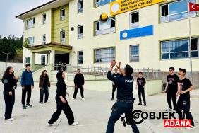 Pozanti039da-polis-lise-ogrencileriyle-voleybol-oynadi.jpg