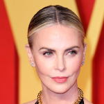 charlize-theron-annesinin-babasini-oldurdugu-geceyi-anlatti-babam-ikimizi-de-oldurecekti-wldy.jpg