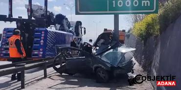 tem-otoyolunda-feci-kaza-otomobil-yon-levhasina-saplandi-8heb.jpg
