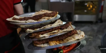 Adana-Kebabi-Salatayla-Etkiyi-Katliyor.webp.webp.webp