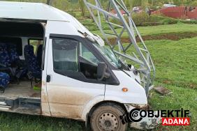 hakkaride-yolcu-minibusu-direge-carpti-cok-sayida-yarali-var-aqca.jpg