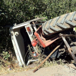 kutahyada-traktor-devrildi-1-olu-l8vi.jpg