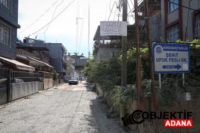 Adana039da-mahalle-sakinleri-asfaltlanmayan-yoldaki-cukurlari-halilarla-kapatti.jpg