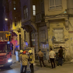 beyoglunda-bir-binanin-duvari-coktu-bina-sakinleri-tahliye-edildi-k3jb.jpg