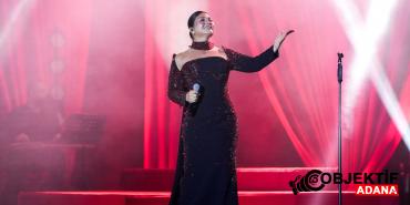 sibel-can-harbiyede-sevenleriyle-bulustu-muzik-dolu-gece-d957.jpg