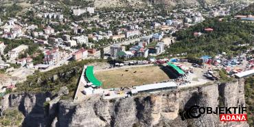 ucurumun-kiyisinda-nefes-kesen-mucadele-950-kiloluk-bogalar-arenaya-cikti-wykh.jpg