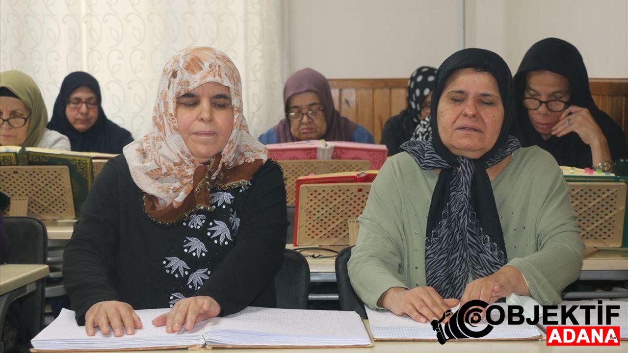 Gorme-engelli-iki-kardes-parmak-uclariyla-Kur039an-i-Kerim039i-bircok-kez.jpg