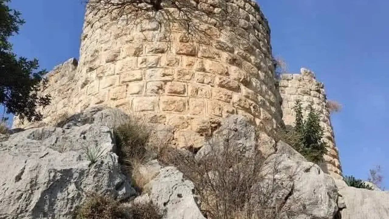 Kozan039da-Kesfedilmeyi-Bekleyen-Tarihi-Guzellik-Bucak-Kalesi.webp.webp.webp