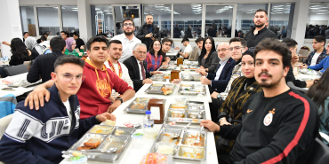 Baskan-Buyukkilic-KAYUde-ogrencilerle-iftar-sofrasinda-bulustu.jpg
