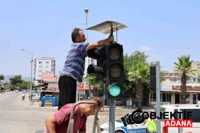 Polisten-trafik-isiklarina-yuva-yapan-kumrulara-golgelik.jpg