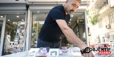 Depremde-dukkani-yikilan-sahaf-cok-sevdigi-kitaplarina-yeniden-kavustu.jpg