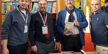 Iletisimci-Yazar-Dr-Cetin-Oranli-TUYAP-Cukurova-Kitap-Fuarinda-Okurlariyla.webp.webp.webp