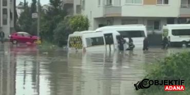 Adanayi-saganak-vurdu-ogrenci-servisi-su-birikintisinde-mahsur-kaldi.jpg