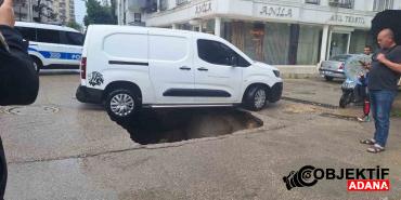 Adanada-yol-coktu-arac-dusmekten-son-anda-kurtuldu.jpg