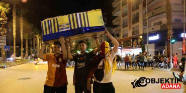 Galatasarayli-taraftarlardan-Fenerbahceye-tabutlu-gonderme.jpg