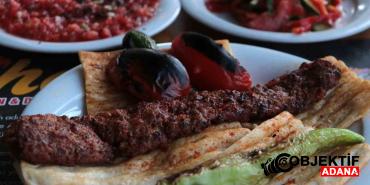 Kebap-konusunda-meydan-okuyanlara-Adanalilar-resti-cekti.jpg