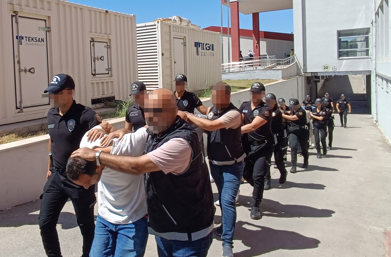 Adana'da Uyuşturucu Operasyonunda Yakalanan 30 Zanlıdan 16'Sı Tutuklandı