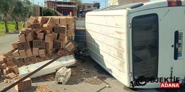 Adana039da-devrilen-minibusun-surucusu-yaralandi.jpg