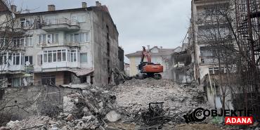 boluda-yikim-esnasinda-bitisik-binadaki-dairenin-yatak-odasinin-duvari-yikildi-6stp.jpg