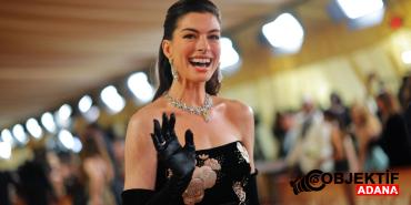 oscar-gecesinde-anne-hathawayden-surpriz-stil-kemerli-ve-opera-eldivenli-deniz-kizi-elbise-jk8w.jpg
