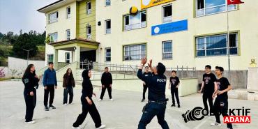 Pozanti039da-polis-lise-ogrencileriyle-voleybol-oynadi.jpg