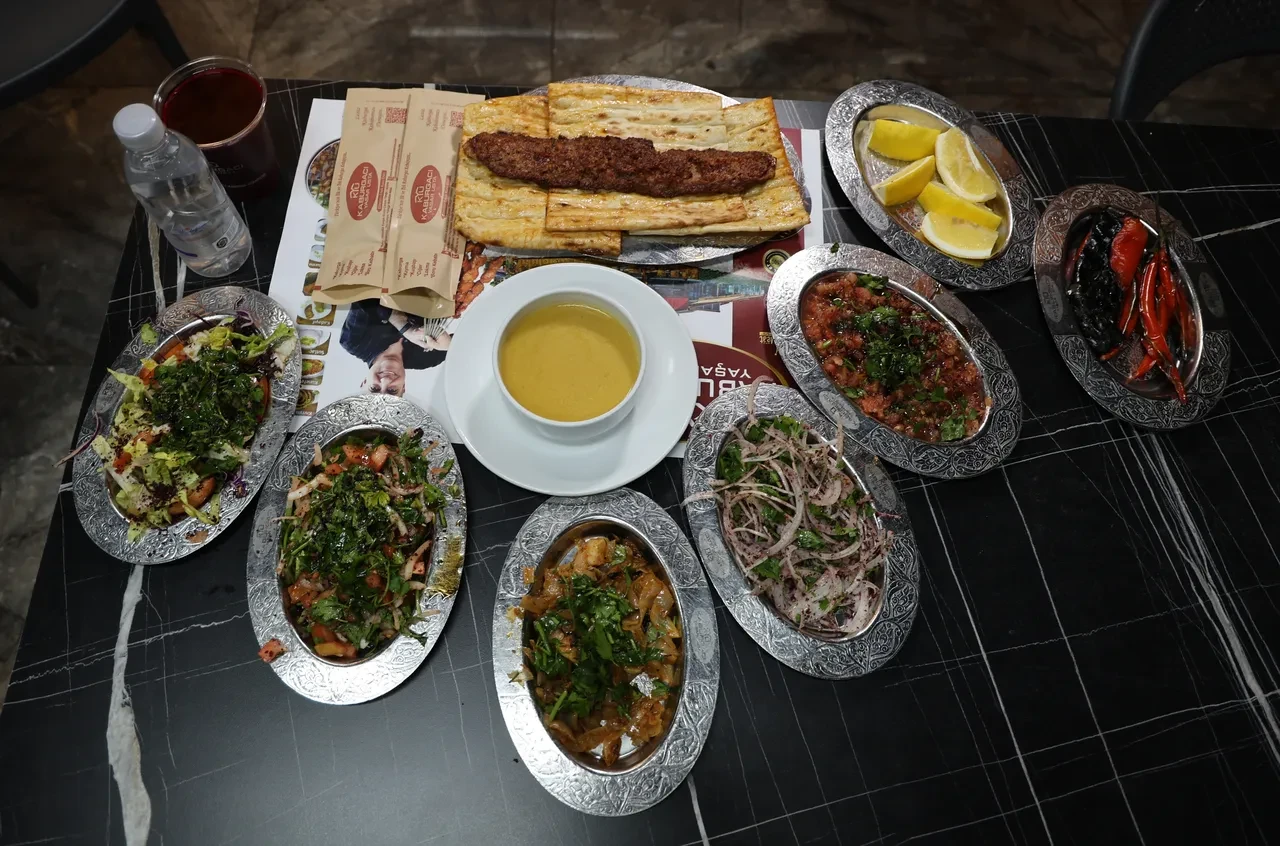 Adana Kebabı Salatayla Etkiyi Katlıyor (6)