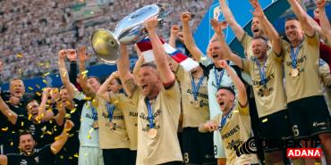 54-yil-sonra-bir-ilk-podolski-5-farkli-ulkede-5-yerel-kupa-kazandi-osq2.jpg
