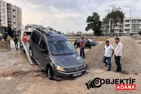 Adana039da-cukura-dusen-aracta-hasar-olustu.jpg