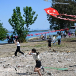 Adana039da-senlikte-bulusan-aileler-ve-cocuklari-ucurtmalarini-alip-gokyuzunu-renklendirdiler.jpg