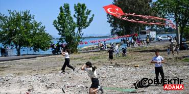 Adana039da-senlikte-bulusan-aileler-ve-cocuklari-ucurtmalarini-alip-gokyuzunu-renklendirdiler.jpg