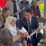 Feke-Belediye-Baskani-Comert-Ozen-pazarda-kadinlarla-cicek-verdi.jpg