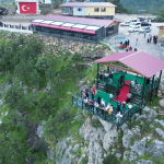 Feke-ilcesindeki-cam-seyir-terasi-bayramda-ziyaretcilerini-agirliyor.jpg
