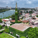 Sarmasik-kapli-cami-baharin-gelisiyle-yesil-gorunume-kavustu.jpg
