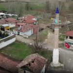 camisiz-minare-mahallenin-sembolu-oldu-kesn.jpg