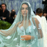 georgina-rodriguez-mavi-gelinlikle-boy-gosterdi-cristiano-ronaldoya-gonderme-wblx.jpg