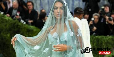 georgina-rodriguez-mavi-gelinlikle-boy-gosterdi-cristiano-ronaldoya-gonderme-wblx.jpg