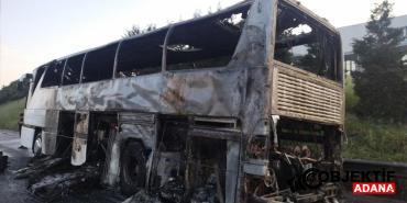 istanbulda-faciadan-donuldu-tur-otobusu-seyir-halindeyken-alev-alev-yandi-mnw4.jpg