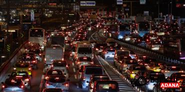 istanbulda-trafik-kilitlendi-yogunluk-yuzde-87e-ulasti-13yb.jpg
